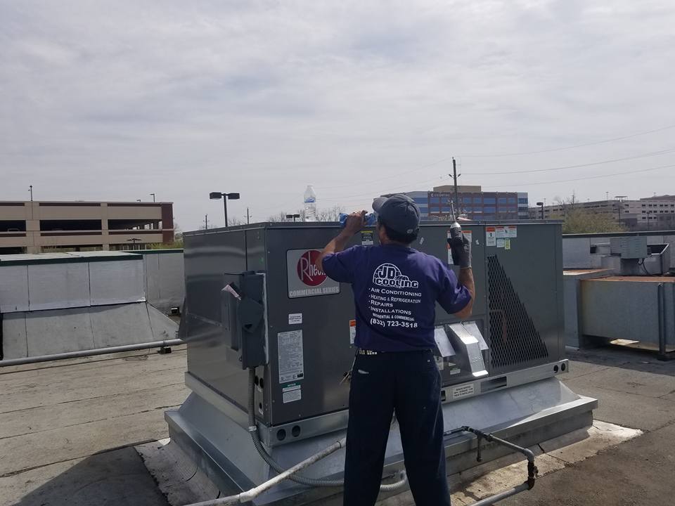 technician-rooftop-unit
